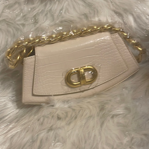 Beautiful cream with gold hardware bag - Picture 1 of 4